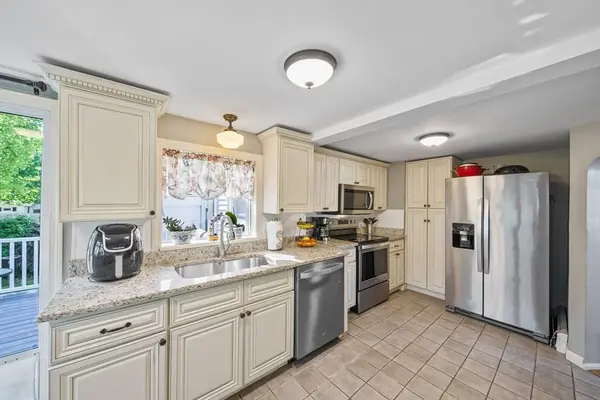8 Lawson Ln, Braintree, MA 02184