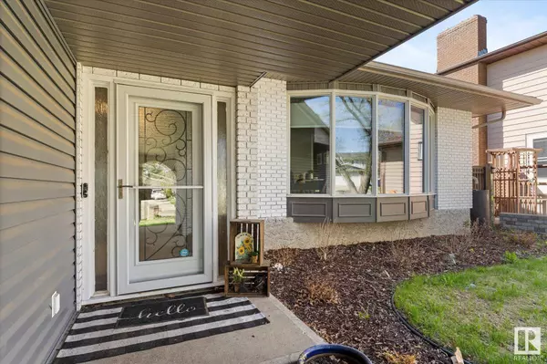 21 WOODLANDS RD, St. Albert, AB T8N 3L8