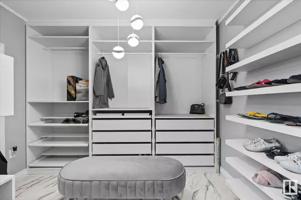 21 WOODLANDS RD, St. Albert, AB T8N 3L8