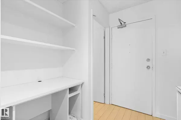 #104 10175 114 ST NW, Edmonton, AB T5K 2L4