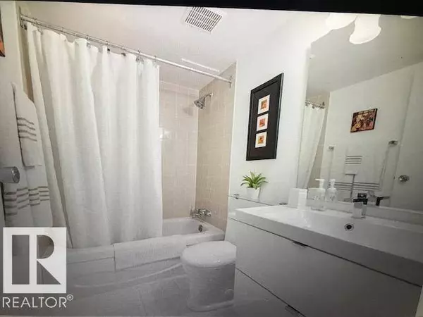 #104 10175 114 ST NW, Edmonton, AB T5K 2L4