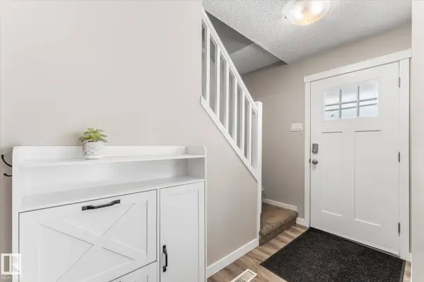35 MCLEOD PL NW, Edmonton, AB T5A 3A8