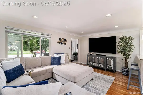 21340 KENOSHA Street, Oak Park, MI 48237