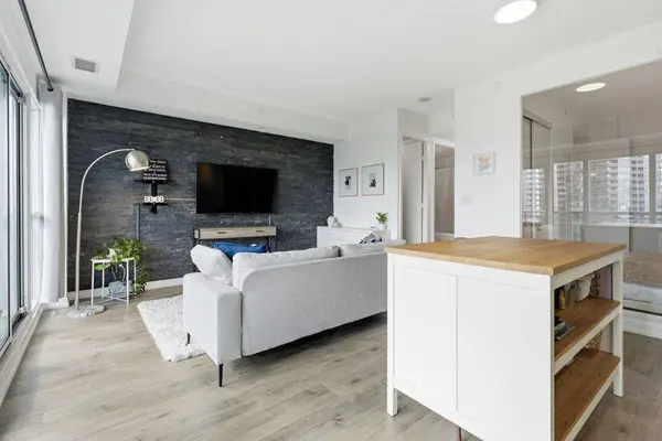 165 Legion RD #825, Toronto W06, ON M8Y 0B3