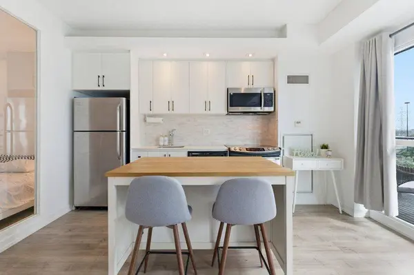 165 Legion RD #825, Toronto W06, ON M8Y 0B3