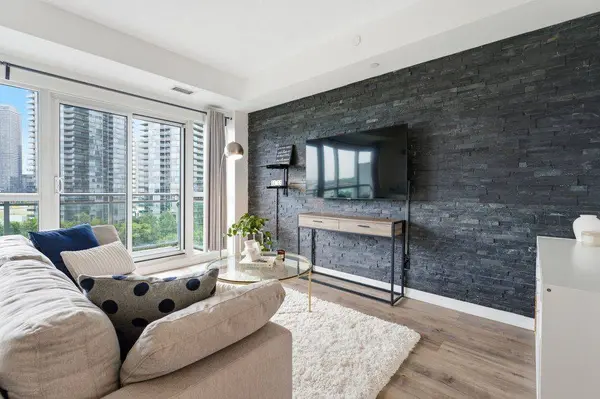 165 Legion RD #825, Toronto W06, ON M8Y 0B3
