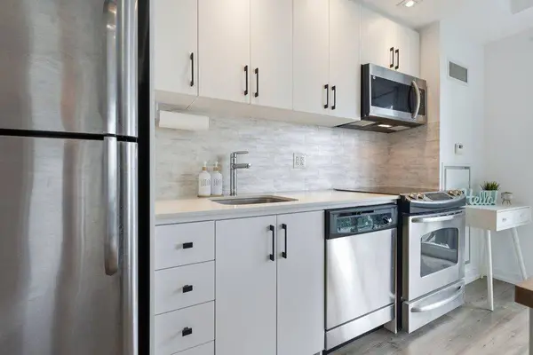 165 Legion RD #825, Toronto W06, ON M8Y 0B3