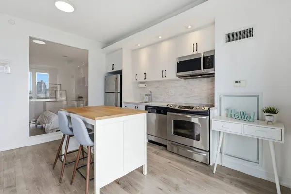 165 Legion RD #825, Toronto W06, ON M8Y 0B3