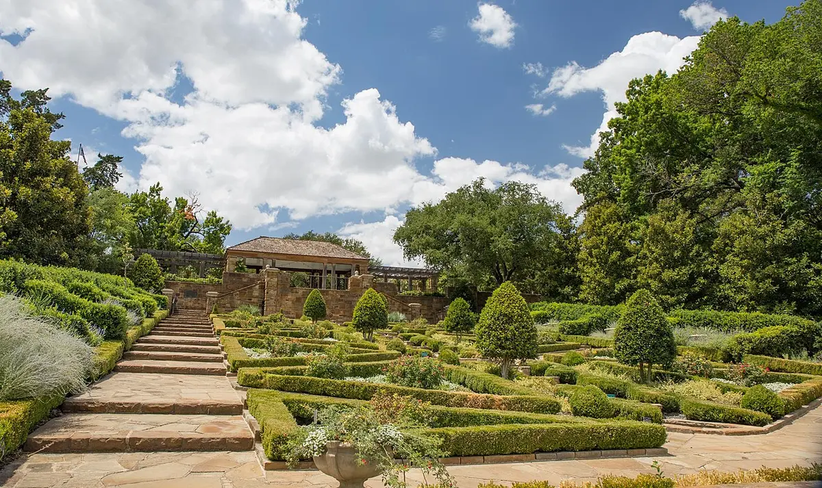 Fort_Worth_Botanical_Gardens_Rose_Garden_Wiki_(1_of_1)