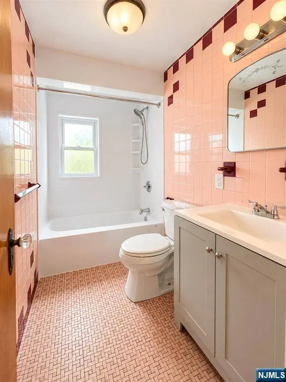 49 Reservoir AVE, Wallington, NJ 07057