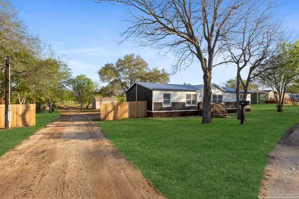 1416 Trail, Floresville, TX 78114