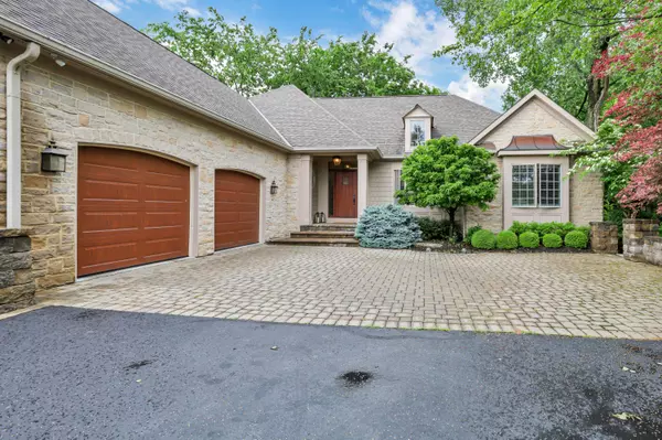 6074 Whitney Woods Court, Columbus, OH 43213