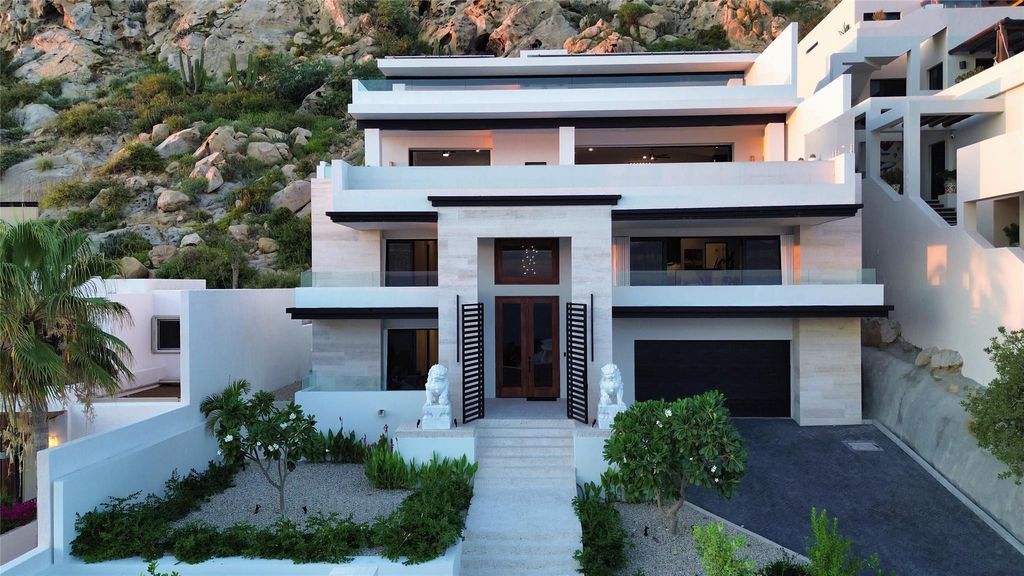 Contemporary architecture at Milichichi in Pedregal Cabo San Lucas