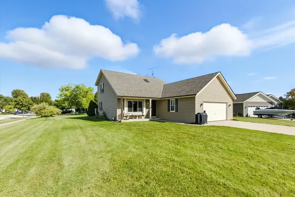 126 Plank Ct, Mukwonago, WI 53149-1465