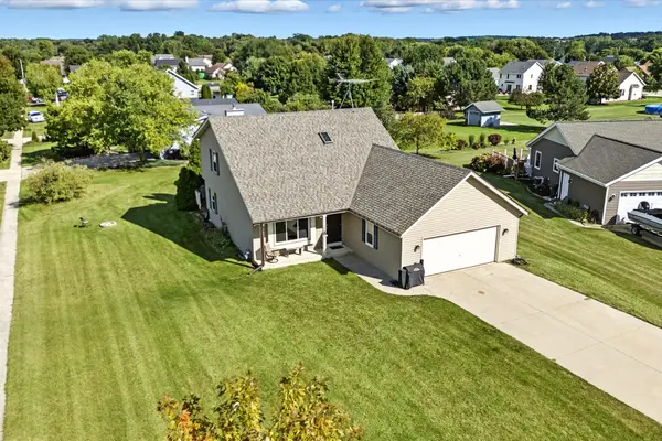 126 Plank Ct, Mukwonago, WI 53149-1465