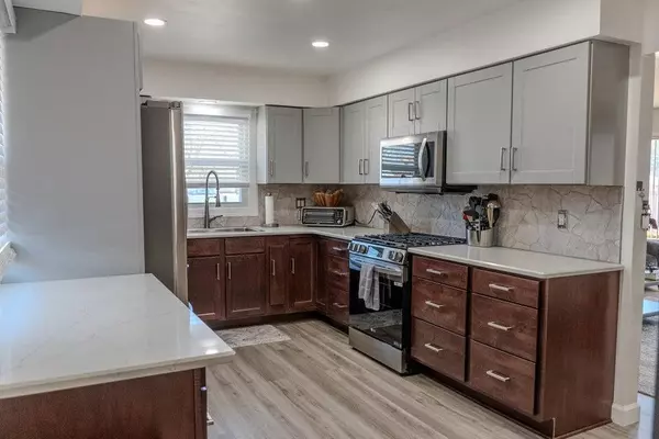 7926 W Thurston Ave, Milwaukee, WI 53218-2109