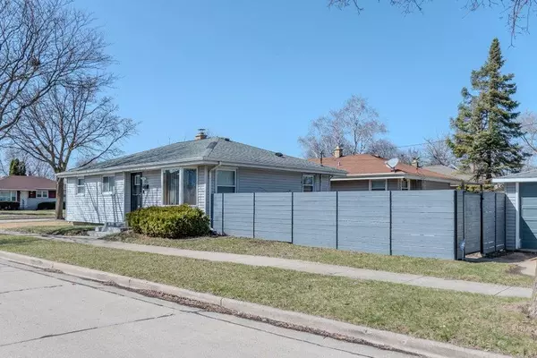 7926 W Thurston Ave, Milwaukee, WI 53218-2109