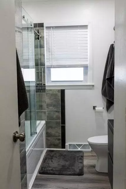 7926 W Thurston Ave, Milwaukee, WI 53218-2109