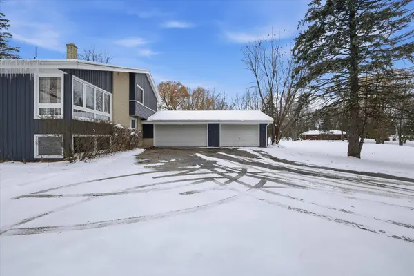 W127N12223 Knollwood Dr, Germantown, WI 53022