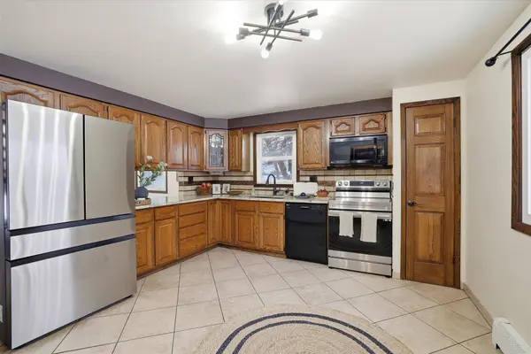 W127N12223 Knollwood Dr, Germantown, WI 53022