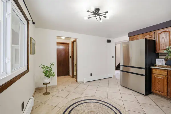 W127N12223 Knollwood Dr, Germantown, WI 53022