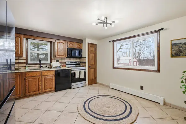 W127N12223 Knollwood Dr, Germantown, WI 53022