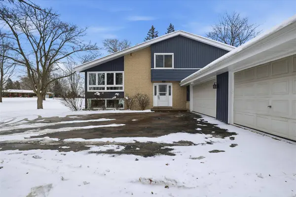 W127N12223 Knollwood Dr, Germantown, WI 53022