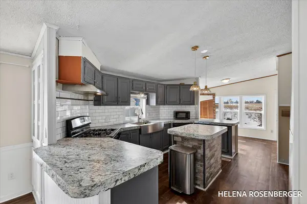 1815 Daisy Ln, Kent City, MI 49330