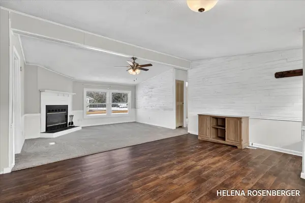 1815 Daisy Ln, Kent City, MI 49330