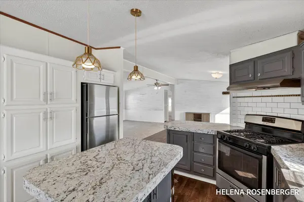 1815 Daisy Ln, Kent City, MI 49330