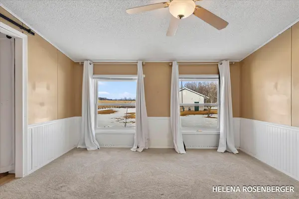 1815 Daisy Ln, Kent City, MI 49330