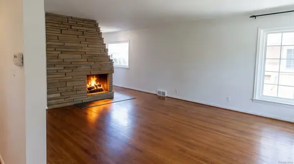 2313 Stanhope Rd, Grosse Pointe Woods, MI 48236-1909