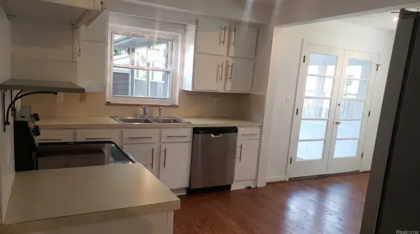 2313 Stanhope Rd, Grosse Pointe Woods, MI 48236-1909