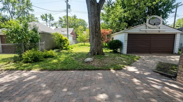 2313 Stanhope Rd, Grosse Pointe Woods, MI 48236-1909