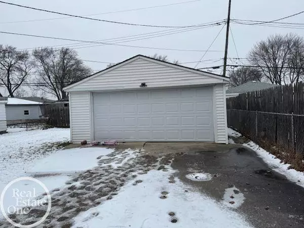 21225 Parkway Drive, Saint Clair Shores, MI 48082