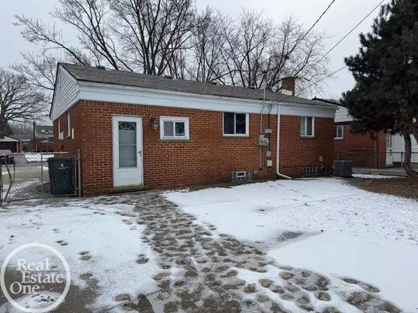21225 Parkway Drive, Saint Clair Shores, MI 48082