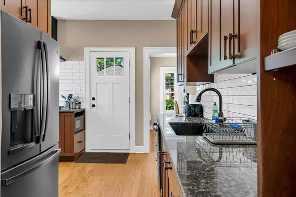 1357 Nottingham Rd, Grosse Pointe Park, MI 48230-1026