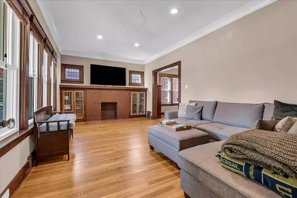 1357 Nottingham Rd, Grosse Pointe Park, MI 48230-1026