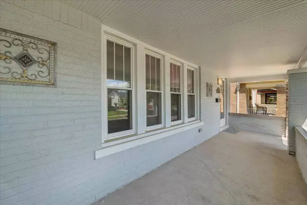 1357 Nottingham Rd, Grosse Pointe Park, MI 48230-1026