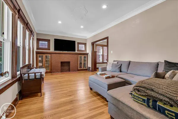 1357 Nottingham Drive, Grosse Pointe Park, MI 48230