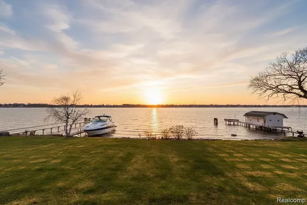 770 N Riverside Ave, St Clair, MI 48079-4261