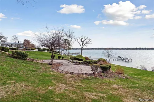 770 N Riverside Ave, St Clair, MI 48079-4261