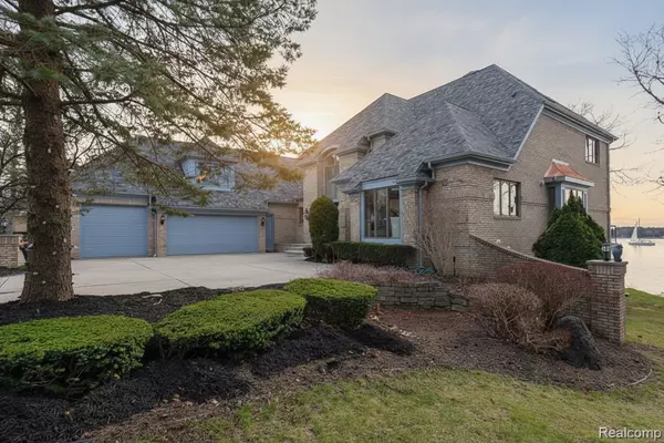 770 N Riverside Ave, St Clair, MI 48079-4261