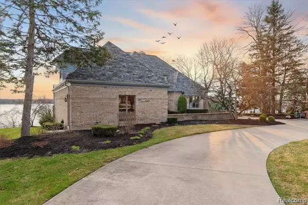 770 N Riverside Ave, St Clair, MI 48079-4261