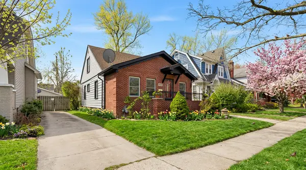 1781 Brys Dr, Grosse Pointe Woods, MI 48236-1009