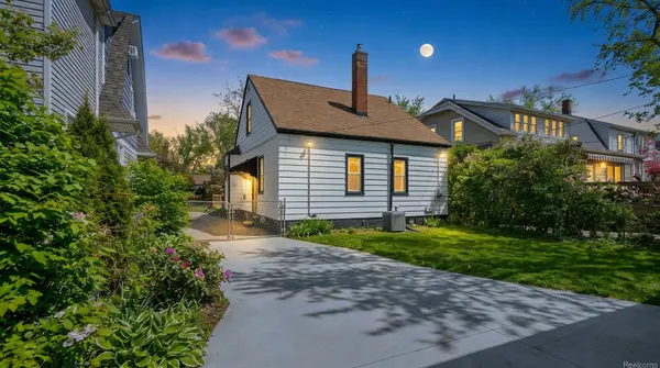 1781 Brys Dr, Grosse Pointe Woods, MI 48236-1009
