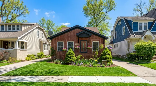 1781 Brys Dr, Grosse Pointe Woods, MI 48236-1009