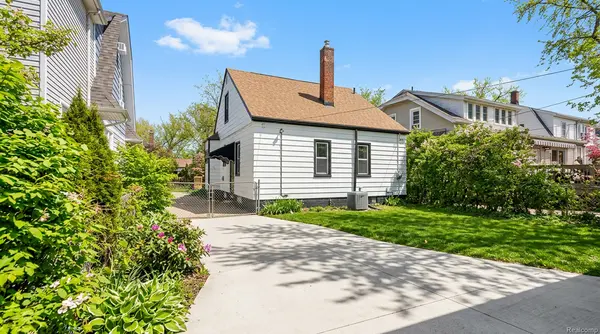 1781 Brys Dr, Grosse Pointe Woods, MI 48236-1009
