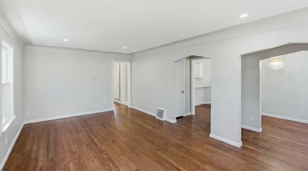 1781 Brys Dr, Grosse Pointe Woods, MI 48236-1009