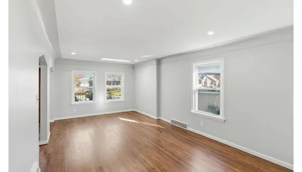 1781 Brys Dr, Grosse Pointe Woods, MI 48236-1009
